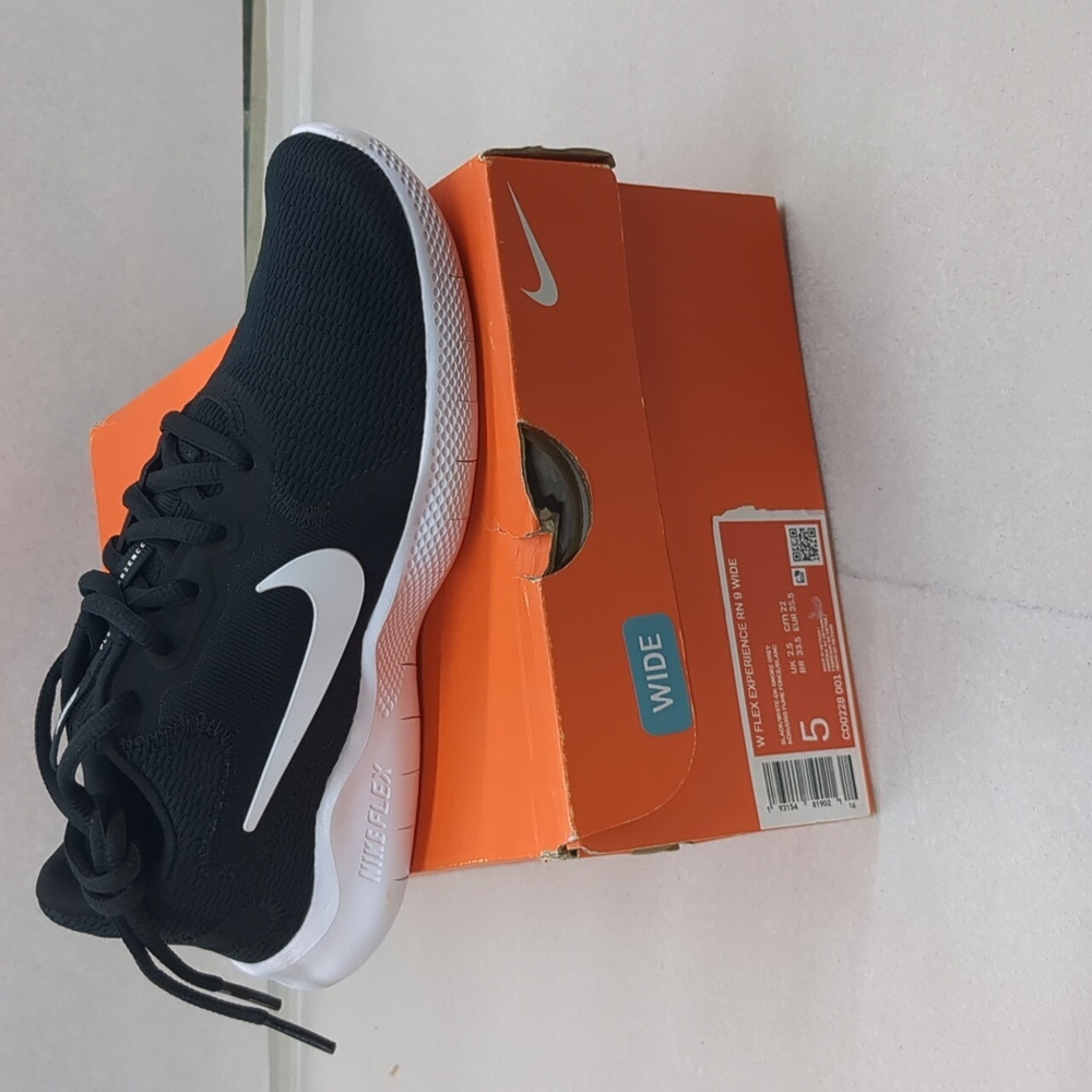 Nike Women's Flex Experience Run Shoe - Black/white - size 5 wide